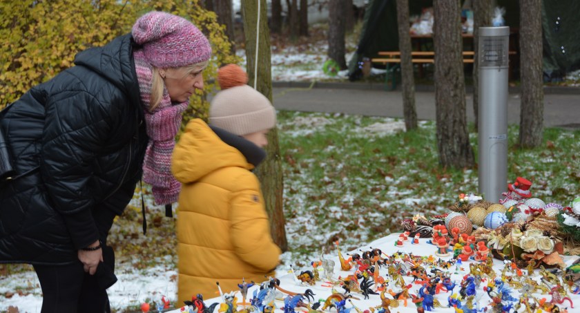 Jarmark Mikołajkowy 4 grudnia obok świeckiego parku wodnego, foto : ŁS