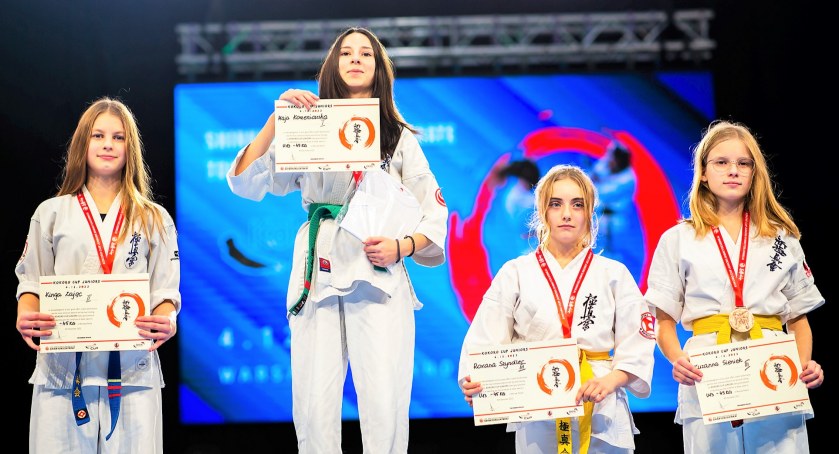 Najlepsze młodziczki w wadze do 45 kg - Roxana Szyndler druga z prawej (fot. FB Okiem Sportowca)