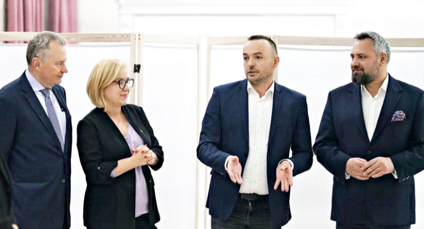 Na zdjęciu Ryszard Wojtkowski, Paulina Henning-Kloska, Przemysław Sznajdrowski, Mirosław Suchoń na spotkaniu z SPPP (Niewieścin 6 grudnia)