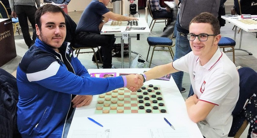 Dominik Rubaj (z prawej) przed zwycięską partią z Włochem Roberto Senesim na zakończenie turnieju Polish Open w warcabach klasycznych (fot. nadesłane)
