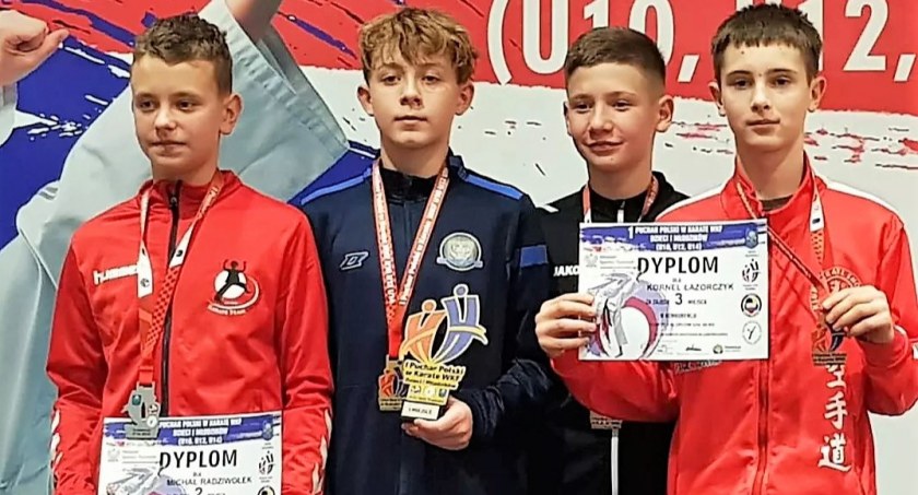 Hubert Grzybek (w środku) zwyciężył w wadze do 50 kg młodzików