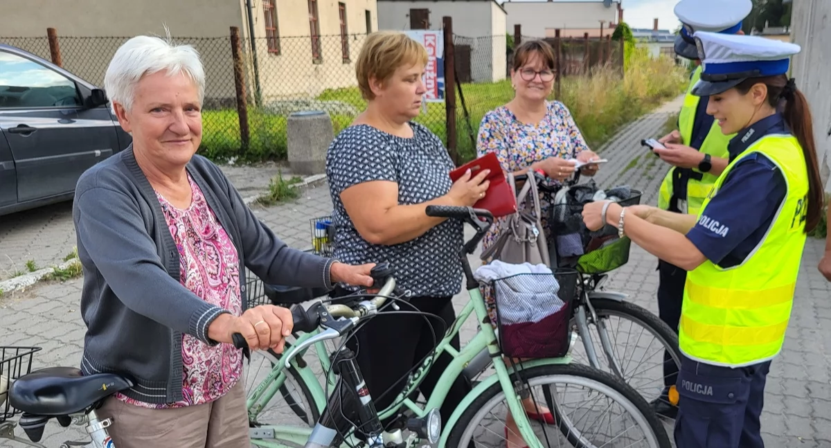 Akcja policji, Rowerzyści lupą policjantów Świecia Mundurowali wręczali lampki - zdjęcie, fotografia