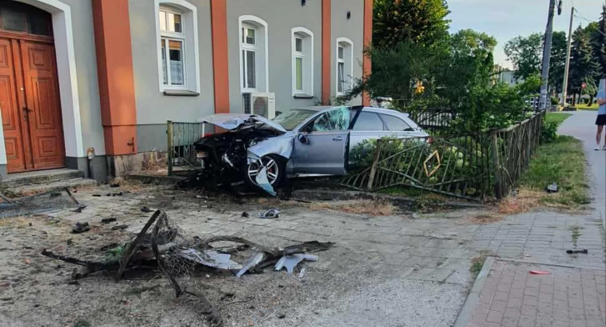 Wypadek drogowy, Wypadł drogi staranował ogrodzenie Kierowca trafił szpitala - zdjęcie, fotografia
