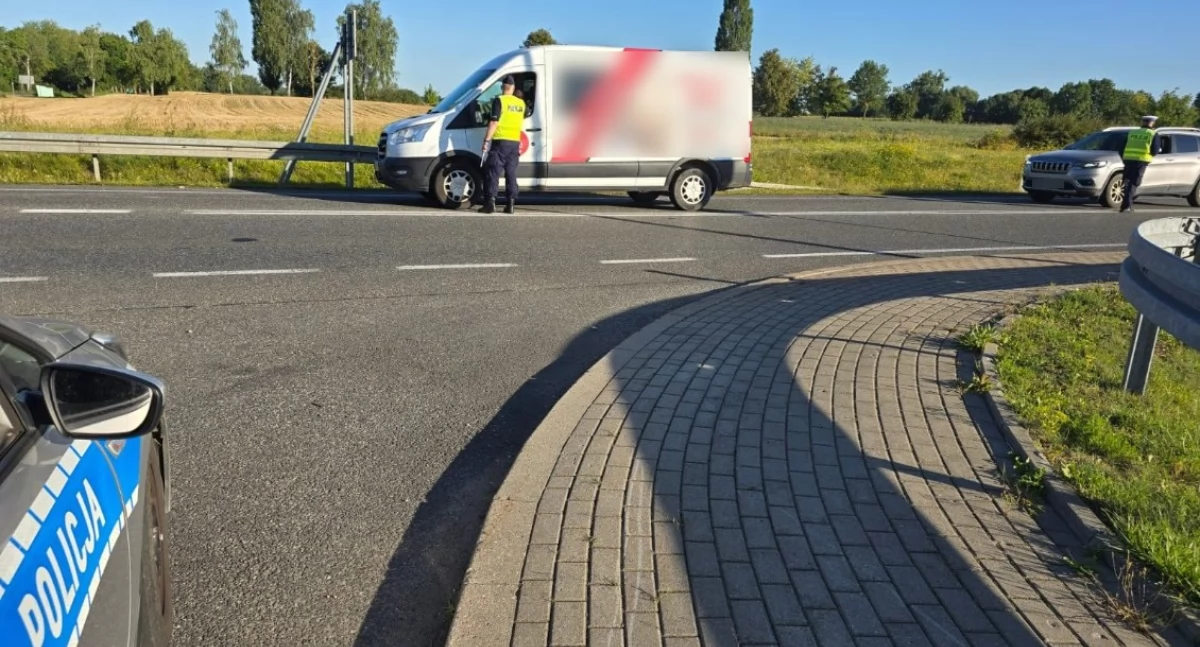 Akcja policji, kierowców dmuchało alkomat wynik kontroli - zdjęcie, fotografia