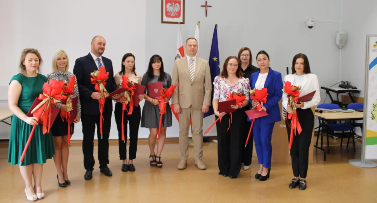 Edukacja, Nauczyciele Świecia awansami zawodowymi Starosta wręczył mianowania - zdjęcie, fotografia
