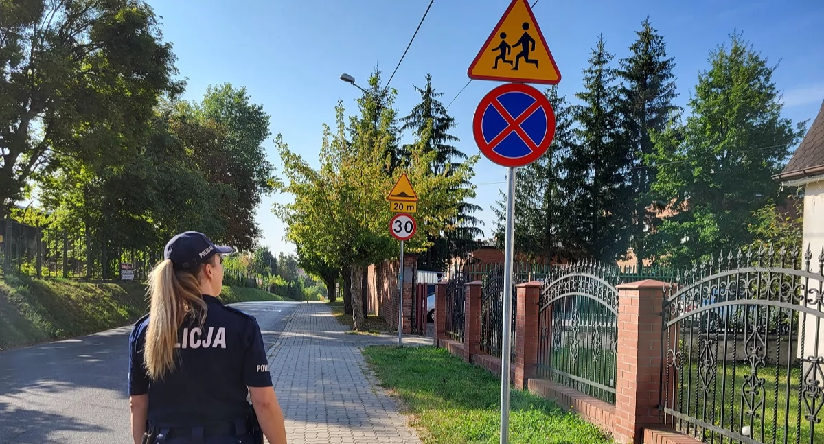 Akcja policji, oznakowanie okolicach szkół prawidłowe Sprawdzali policjanci - zdjęcie, fotografia