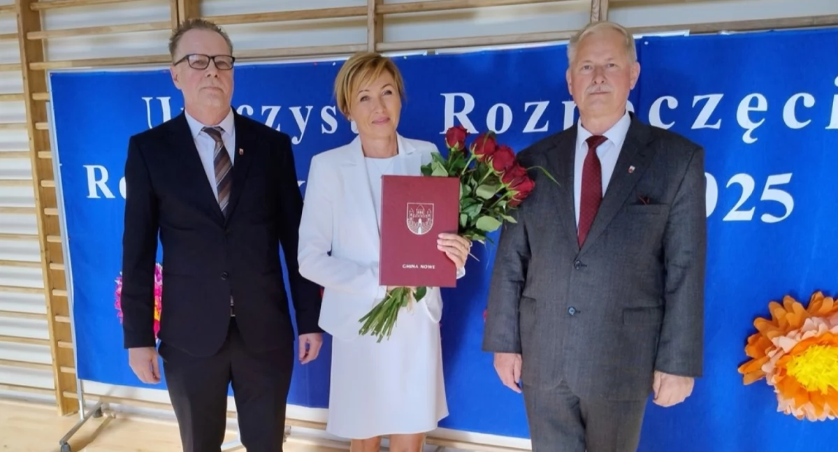 Edukacja, dyrektor Szkoły Podstawowej Nowem Odbyło uroczyste przywitanie - zdjęcie, fotografia