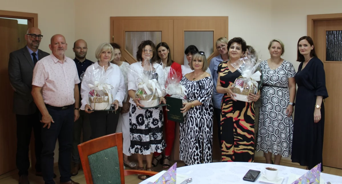 Edukacja, Nauczyciele Drzycim przeszli emeryturę Osobiście podziękował wójt - zdjęcie, fotografia