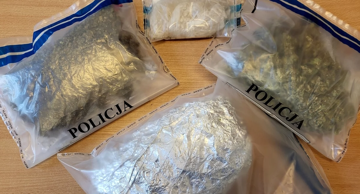 Narkotyki, Miał mieszkaniu pół kilograma narkotyków latek wpadł ręce policji - zdjęcie, fotografia