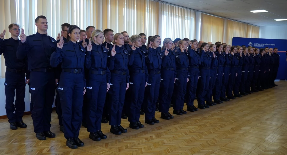 Uroczystości, święta i obchody, Uroczyste ślubowanie przyjętych służby policjantów Niektórzy zasilą komendę Świeciu - zdjęcie, fotografia