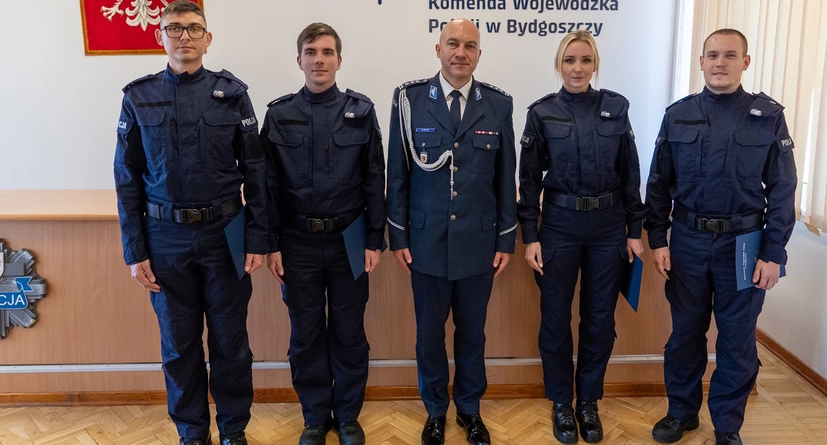 Uroczystości, święta i obchody, policjanci Świeciu Przywitał komendant - zdjęcie, fotografia