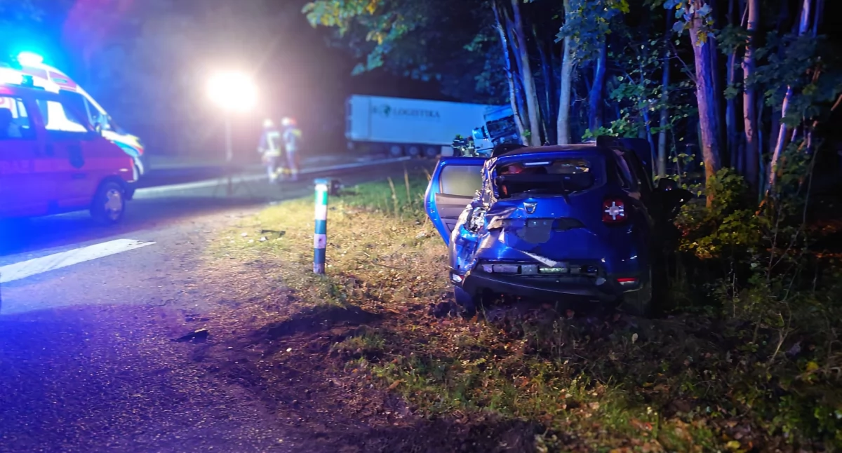 Wypadek drogowy, Zderzenie osobówki ciężarówką Jedna osoba trafiła szpitala - zdjęcie, fotografia