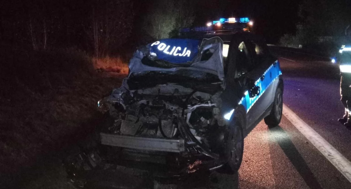 Wypadek drogowy, Kolizja udziałem radiowozu funkcjonariuszy ucierpiał - zdjęcie, fotografia