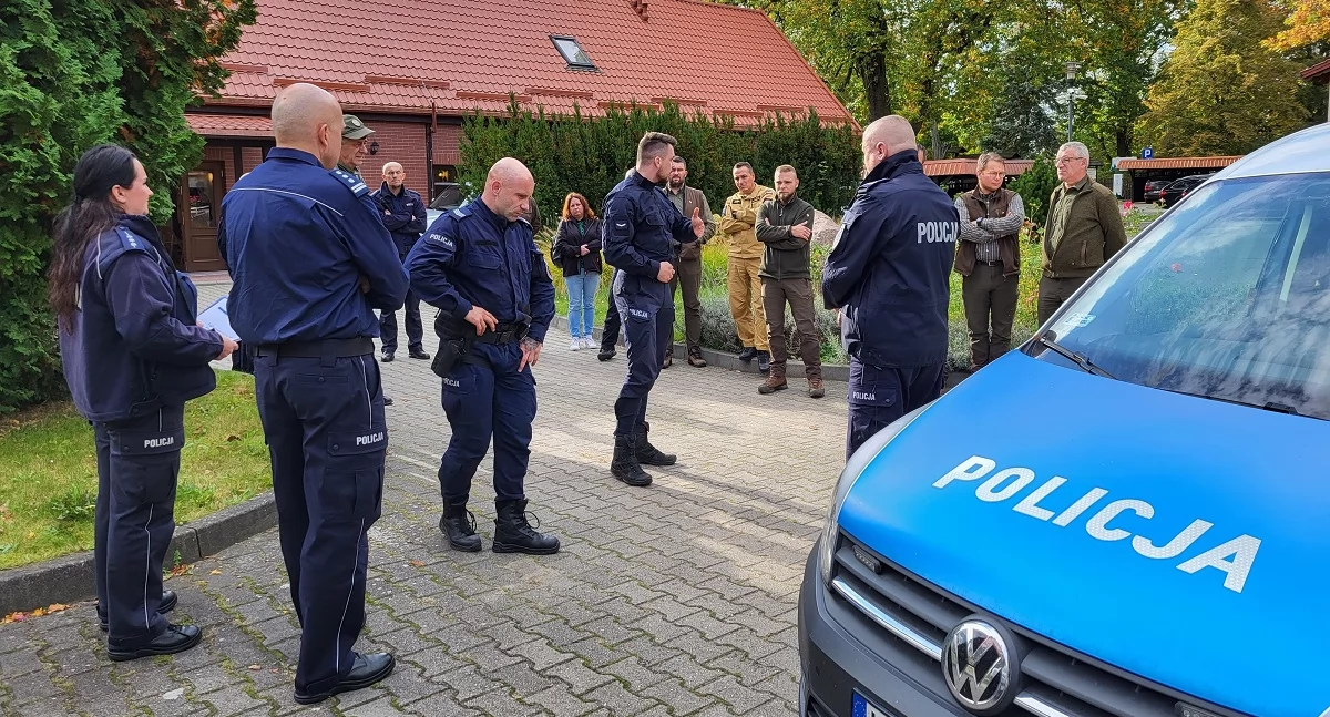 Akcja policji, Szkolenie służb powiecie świeckim Funkcjonariusze spotkali siedzibie Nadleśnictwa Dąbrowa - zdjęcie, fotografia
