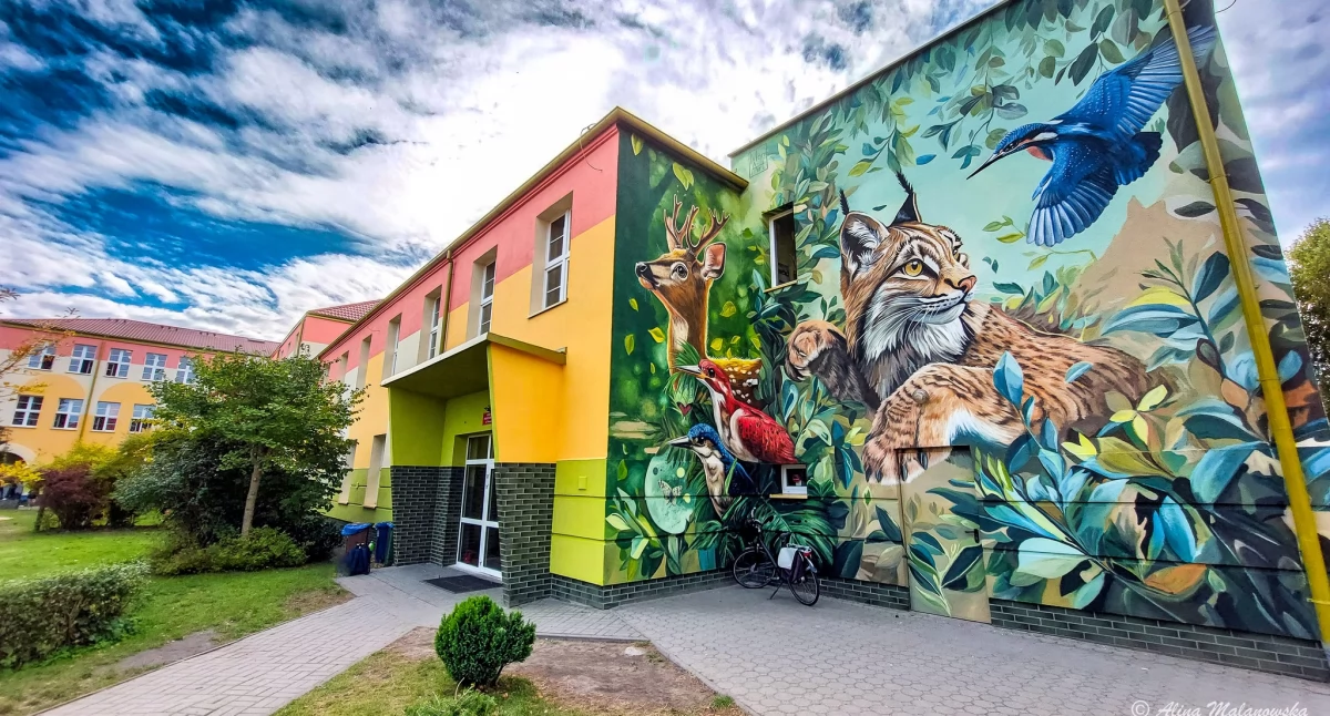 Edukacja, ścianie budynku szkoły powstał wyjątkowy mural elementy natury zwierząt - zdjęcie, fotografia