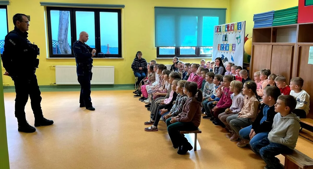 Edukacja, pierwsza lekcja bezpieczeństwa Dzielnicowi wizytą pierwszoklasistów - zdjęcie, fotografia