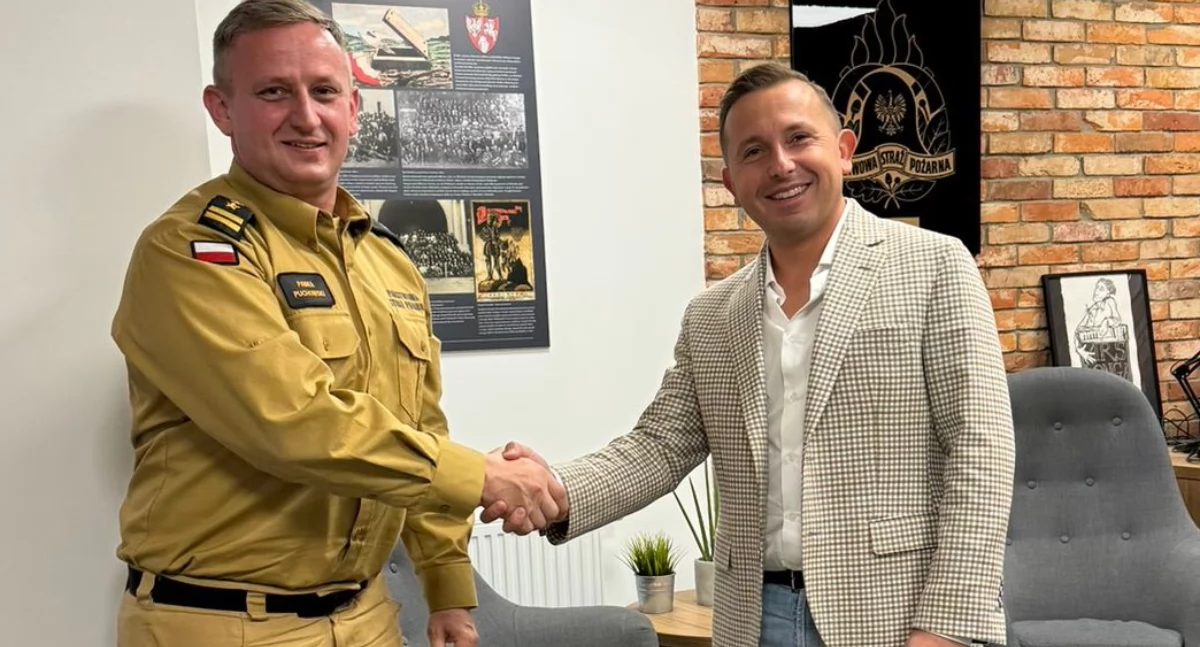 Akcja straży, Firma wspiera świeckich strażaków Przekazano sprzęt - zdjęcie, fotografia