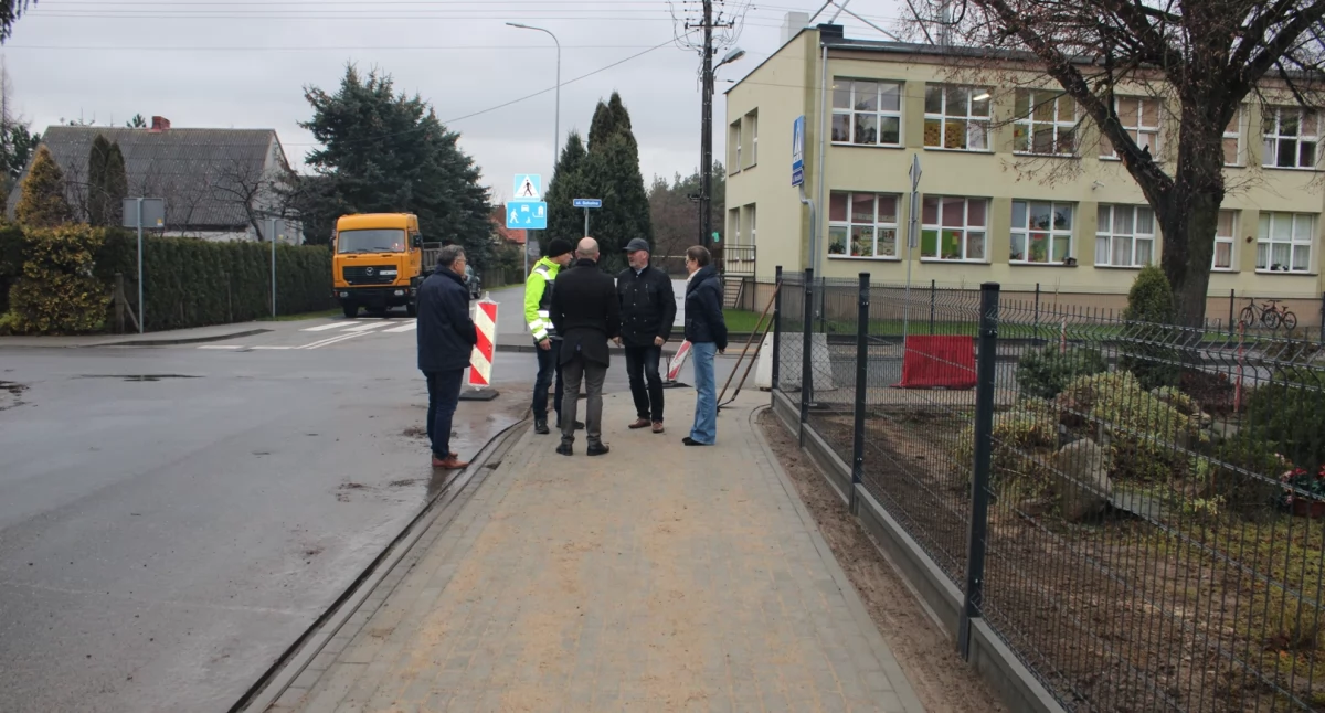 Inwestycje, Gródku mają chodnik Kosztował ponad - zdjęcie, fotografia