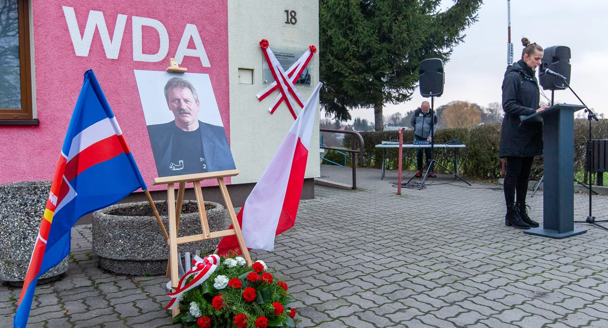 Wspomnienie, Zbigniew Iwański upamiętniony klubowym budynku zawisła tablica [ZDJĘCIA] - zdjęcie, fotografia