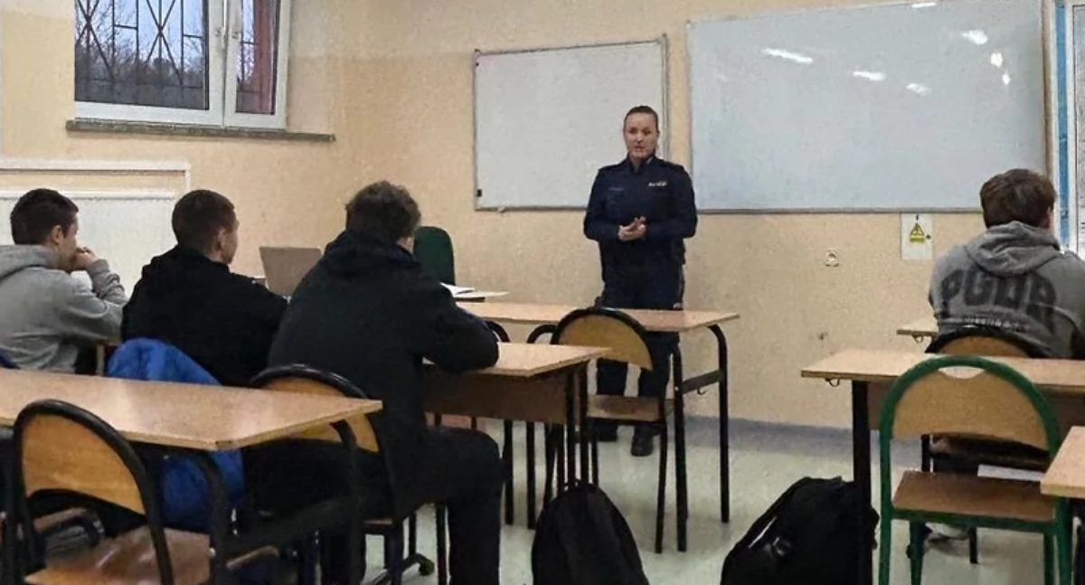 Akcja policji, Jakie konsekwencje niewłaściwych zachowań Policjantka spotkała uczniami Świeciu - zdjęcie, fotografia