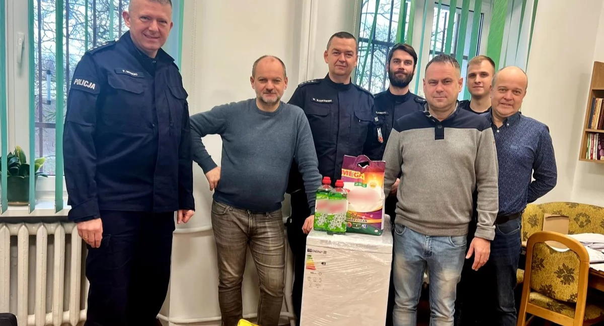 Pomoc potrzebna, Policjanci dołączyli ogólnopolskiej akcji „Szlachetna Paczka” Pomoc trafiła potrzebującej rodziny - zdjęcie, fotografia