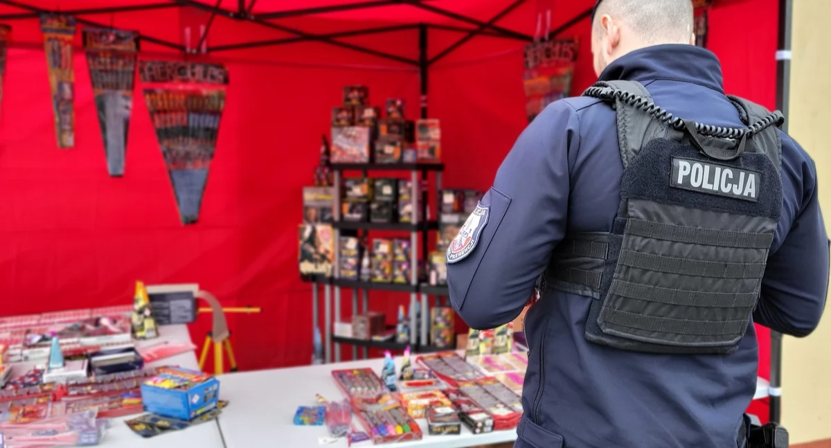 Akcja policji, Kontrole stoisk fajerwerkami Policjanci wystosowali - zdjęcie, fotografia