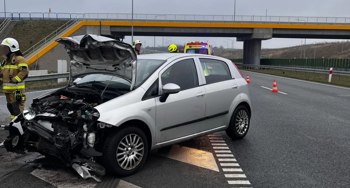 Wypadek drogowy, Kolizja trasie wbiło barierę - zdjęcie, fotografia