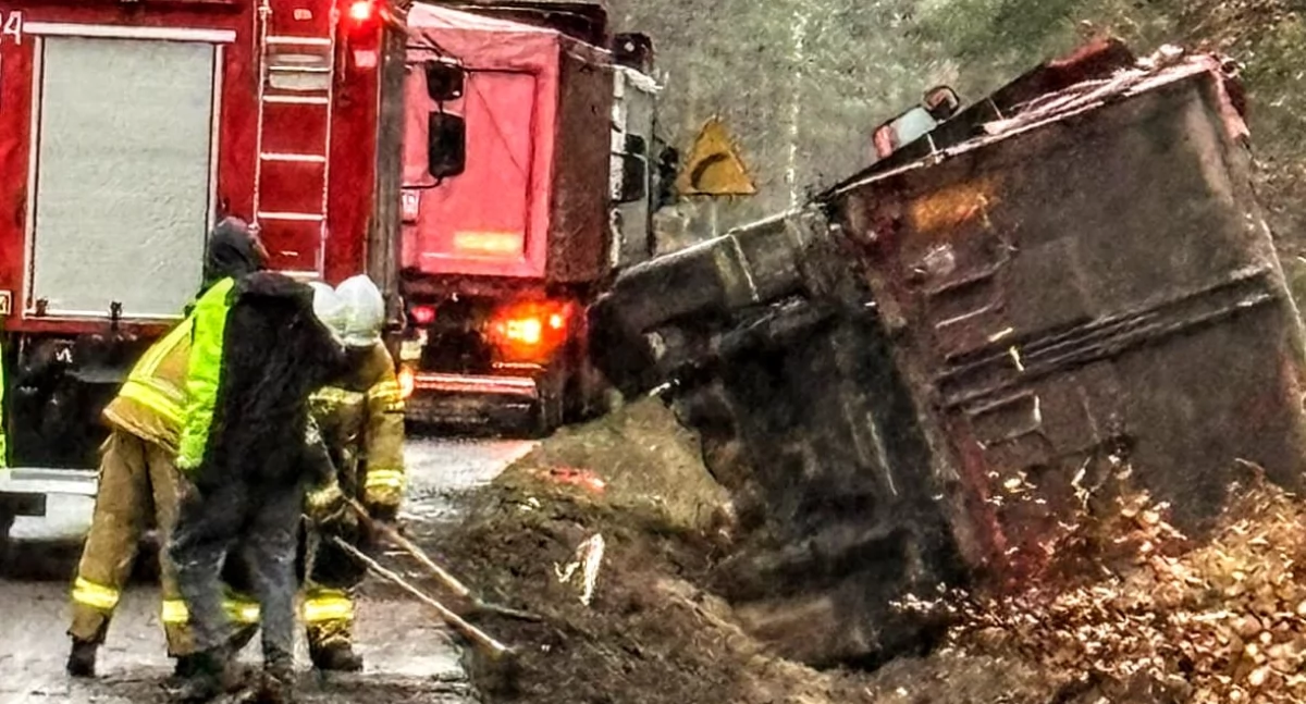 Wypadek drogowy, ciężarowe wypadło drogi Konieczna była interwencja służb - zdjęcie, fotografia