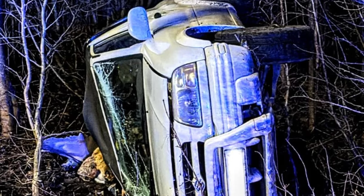 Wypadek drogowy, Dachowanie Tleniu wypadło drogi - zdjęcie, fotografia