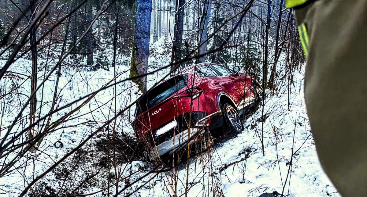 Wypadek drogowy, Samochód osobowy wypadł drogi wezwało pomoc - zdjęcie, fotografia