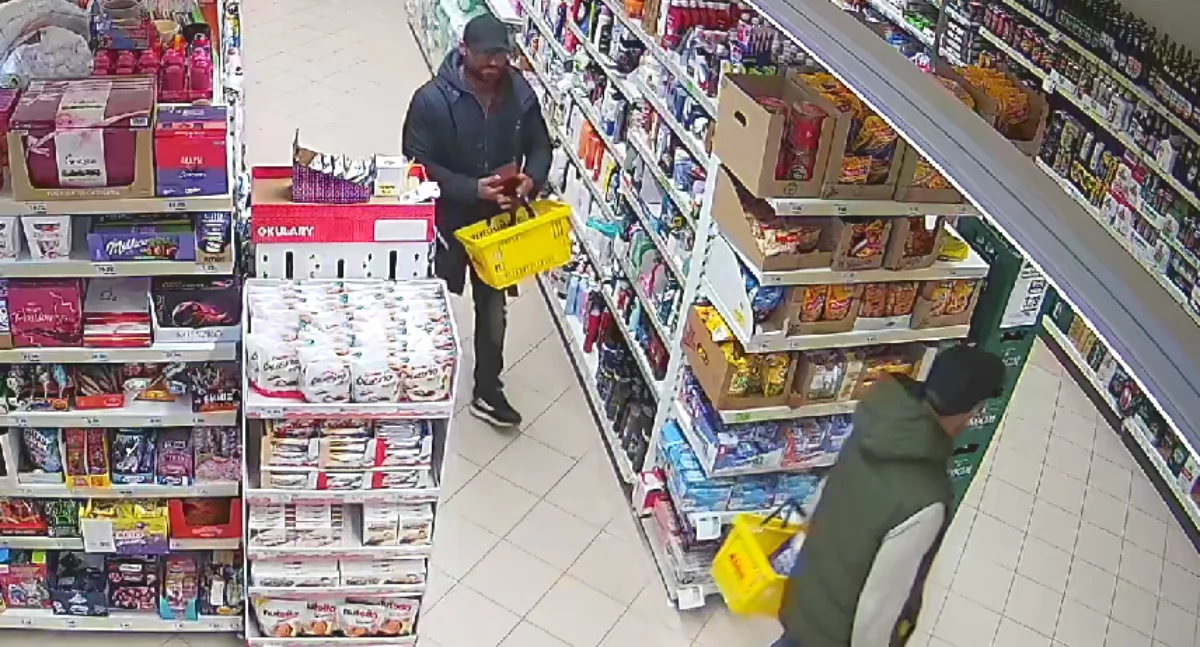 Poszukiwani, Kradli artykuły spożywcze alkohol Policja publikuje wizerunki - zdjęcie, fotografia