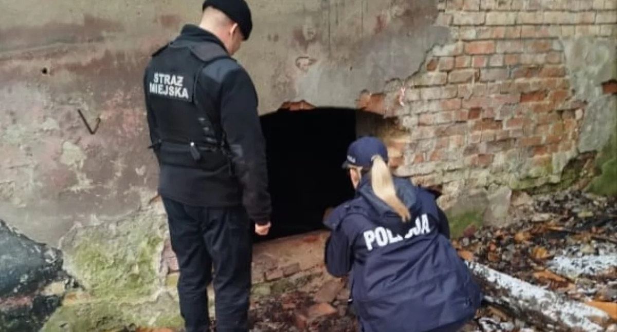 Akcja policji, Służby sprawdzają miejsca gdzie mogą przebywać osoby bezdomne - zdjęcie, fotografia