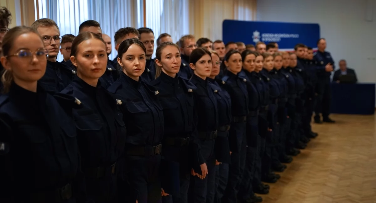 Akcja policji, funkcjonariuszy złożyło ślubowanie Niektórzy będą pełnić służbę powiecie świeckim - zdjęcie, fotografia