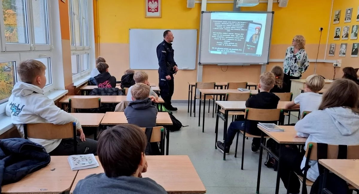 Edukacja, hejcie uczniami Nowem Policjant odwiedził placówkę - zdjęcie, fotografia