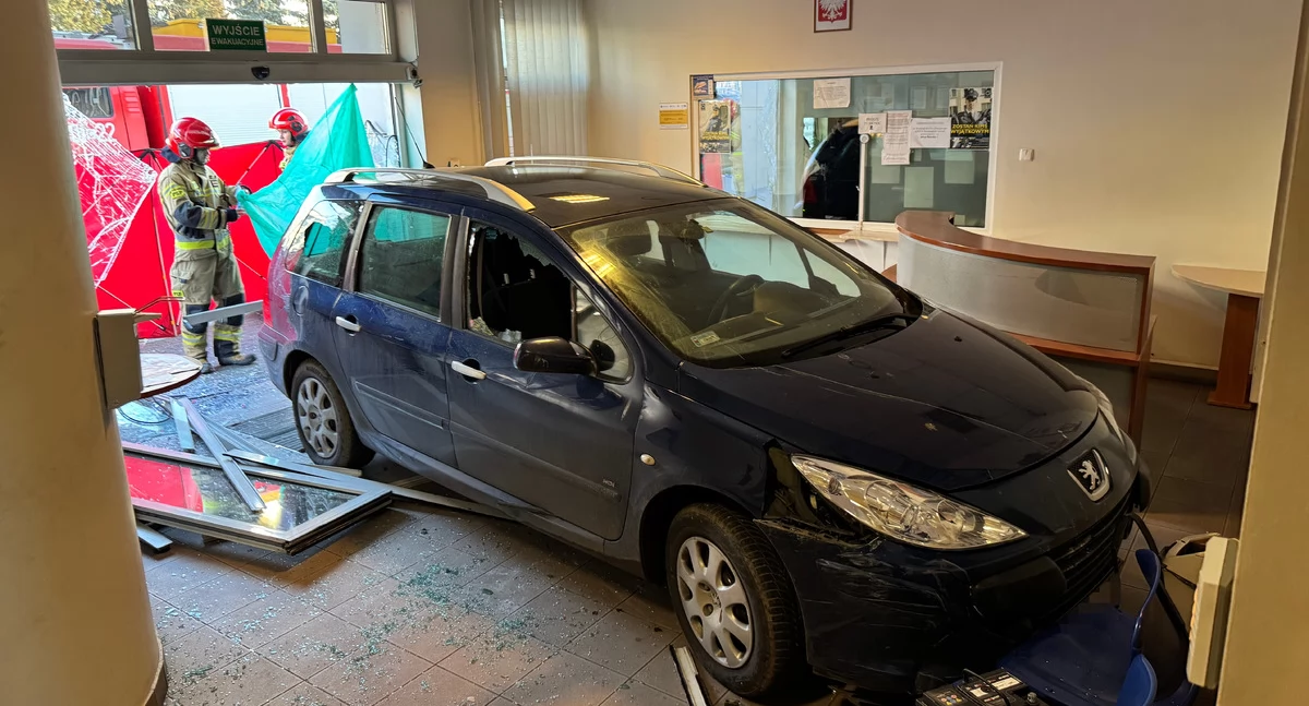 Wypadek drogowy, Samochód świeckich numerach rejestracyjnych wjechał komisariatu Kierowca pijany - zdjęcie, fotografia