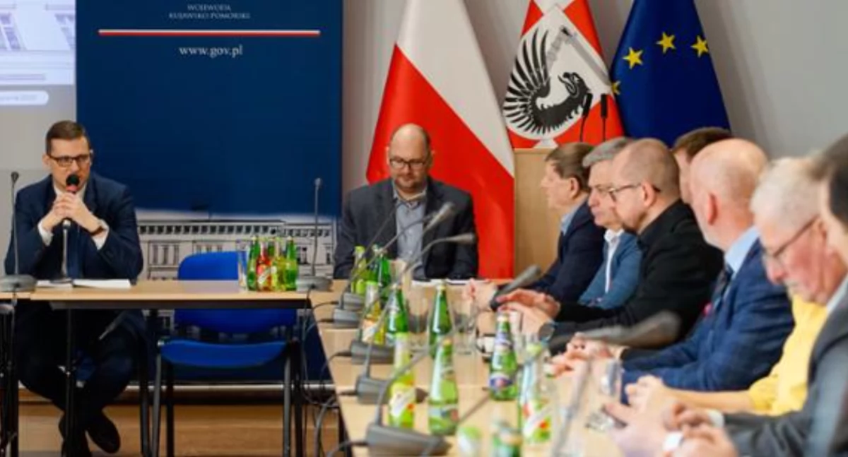 Samorząd, Spotkanie wojewody samorządowcami przedstawicielami służb powiatu świeckiego rozmawiano - zdjęcie, fotografia