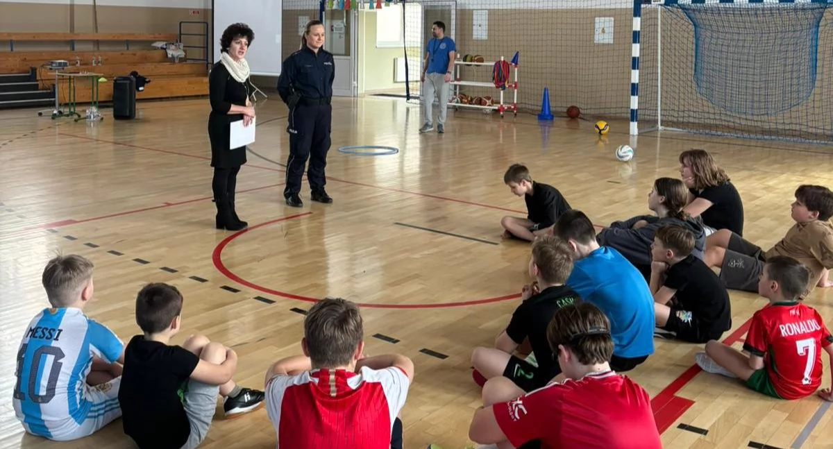 Akcja policji, Policjanci edukują nawet podczas ferii Rozmawiano dziećmi zagrożeniach - zdjęcie, fotografia