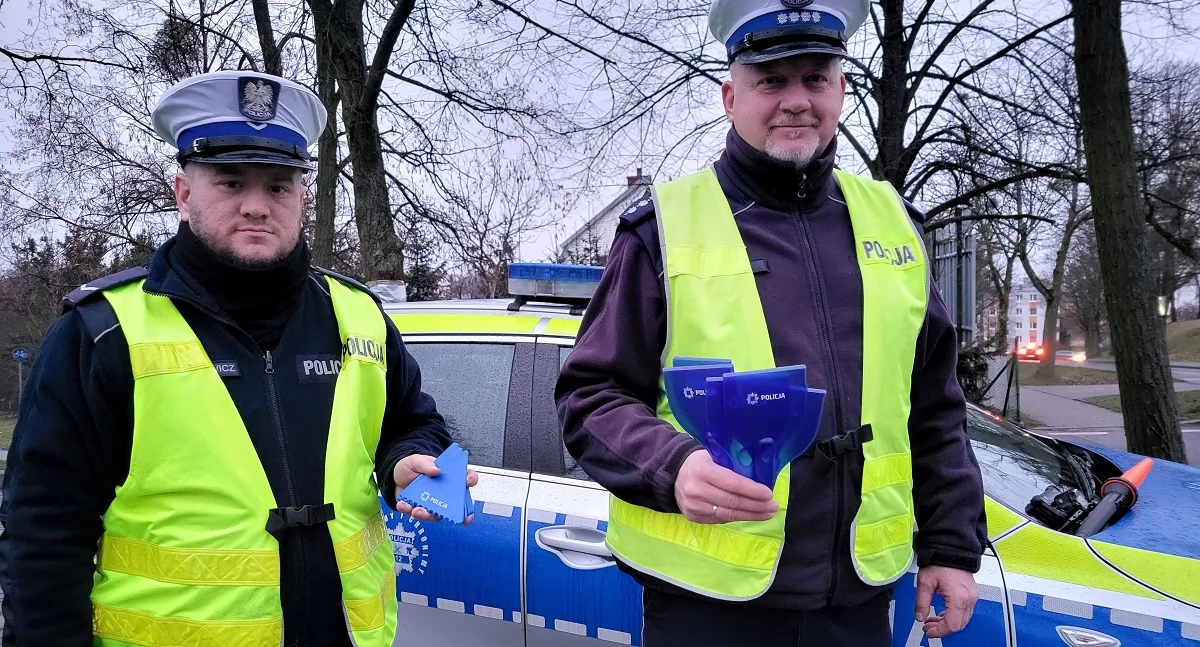 Akcja policji, Policjanci wręczali skrobaczki Jakie mandaty grożą nieodśnieżony samochód - zdjęcie, fotografia