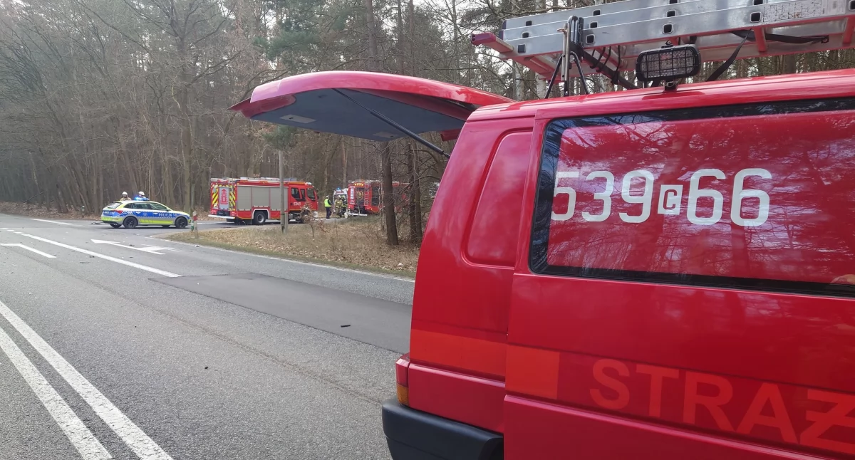 Wypadek drogowy, Wypadek skrzyżowaniu Zderzyły samochody osobowe - zdjęcie, fotografia