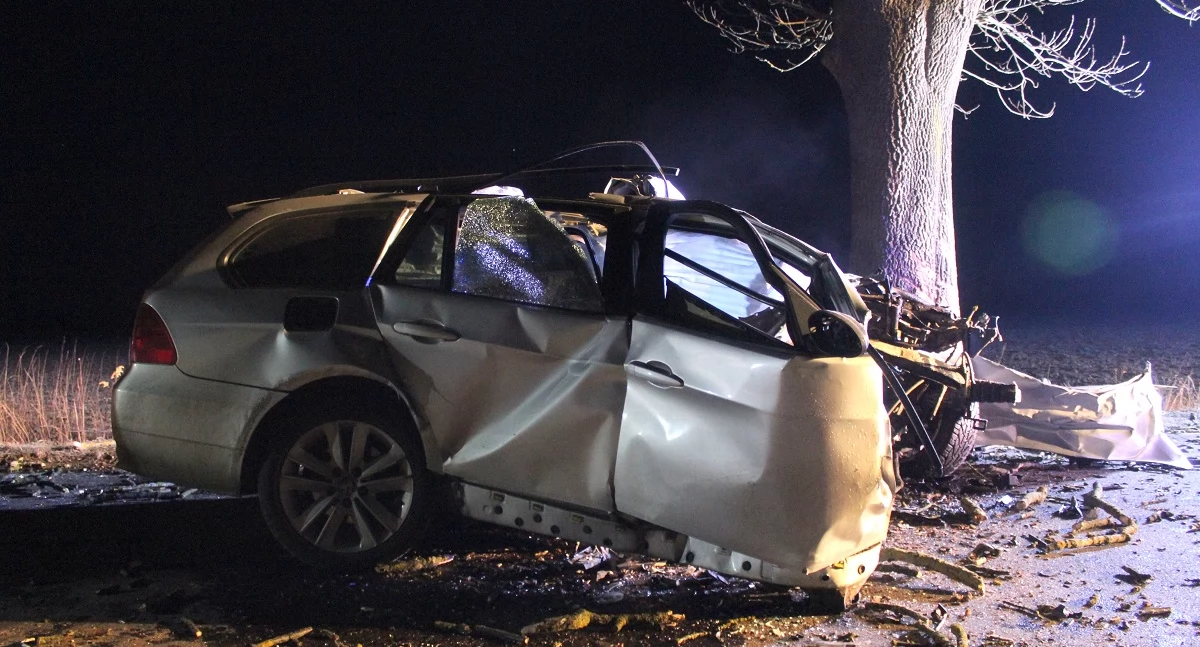 Wypadek drogowy, Zjechał drogi uderzył drzewo latek żyje - zdjęcie, fotografia