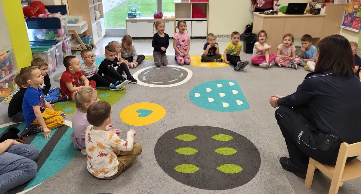 Edukacja, Policjanci odwiedzili przedszkolaków Oprócz edukacji była zabawa [ZDJĘCIA] - zdjęcie, fotografia