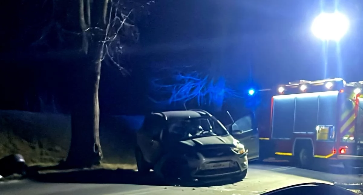 Wypadek drogowy, Uderzył samochodem drzewo Kierowca pijany - zdjęcie, fotografia