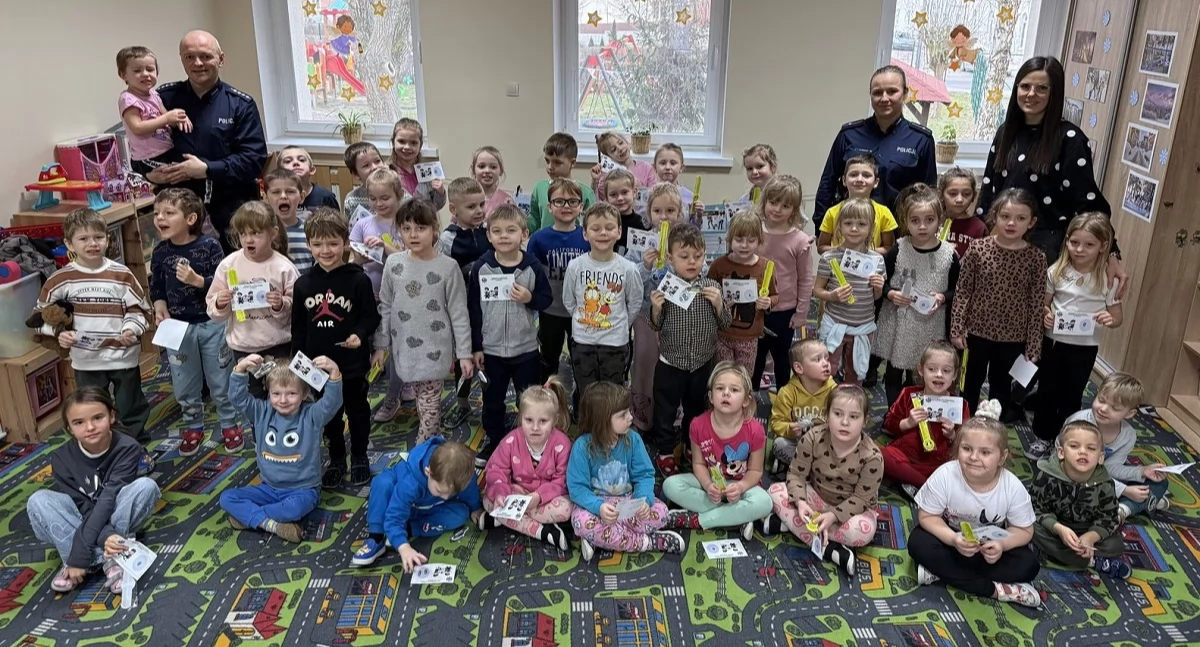 Edukacja, Przedszkolaki otrzymały odblaski Policjanci wizytą „Aniołowie” - zdjęcie, fotografia