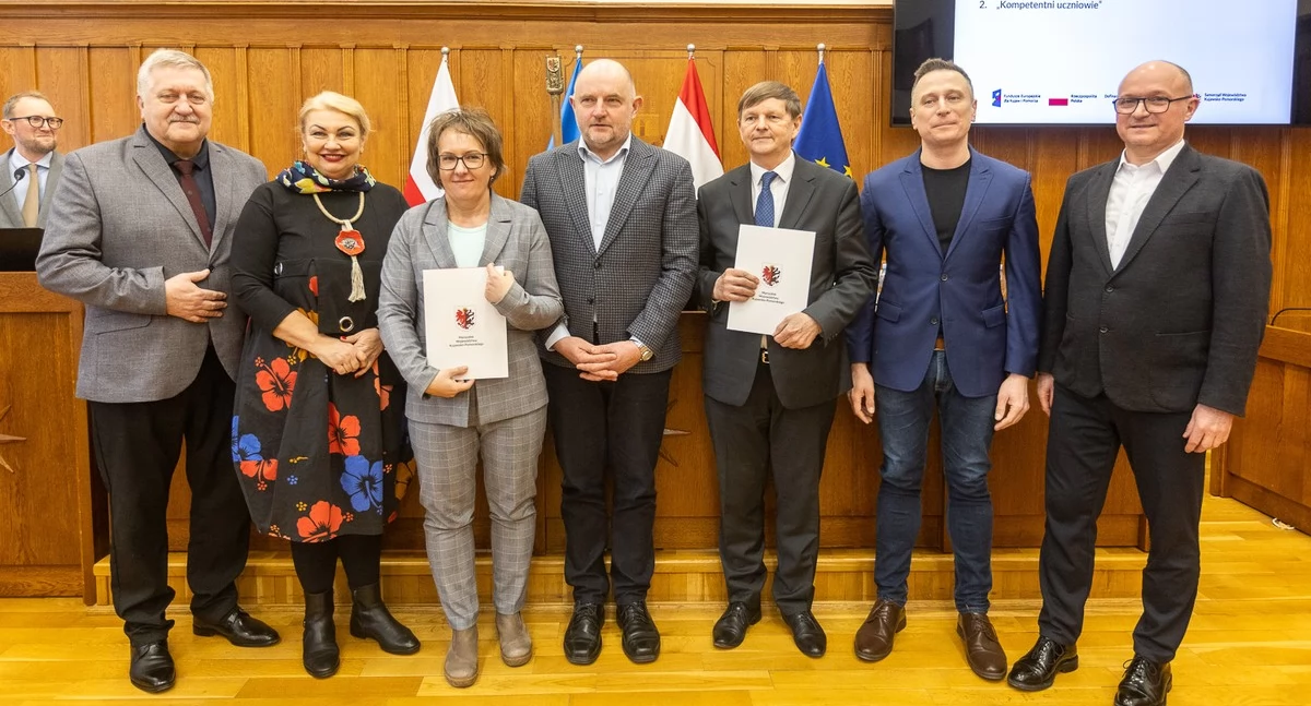 Inwestycje, umowy funduszy europejskich Wśród beneficjentów gmina Bukowiec - zdjęcie, fotografia