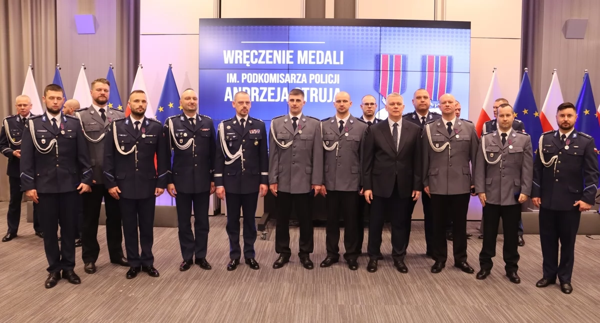 Uroczystości, święta i obchody, Policjant Świecie odznaczony medalem Ruszył pomocą kryzysowej sytuacji - zdjęcie, fotografia