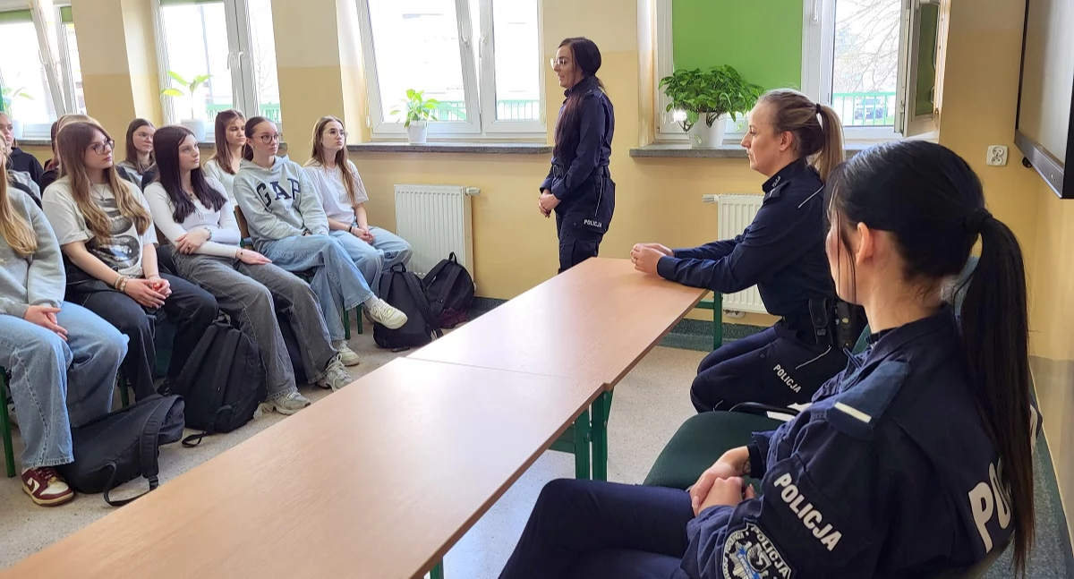 Akcja policji, lecie kobiet policji Policjantki spotkały uczennicami - zdjęcie, fotografia