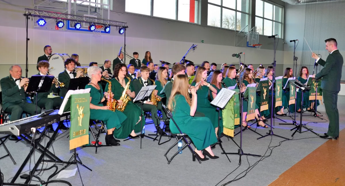 Koncert, „Powitanie wiosny” Bukowcu Zagrała orkiestra dęta Świecia wystąpiły mażoretki - zdjęcie, fotografia