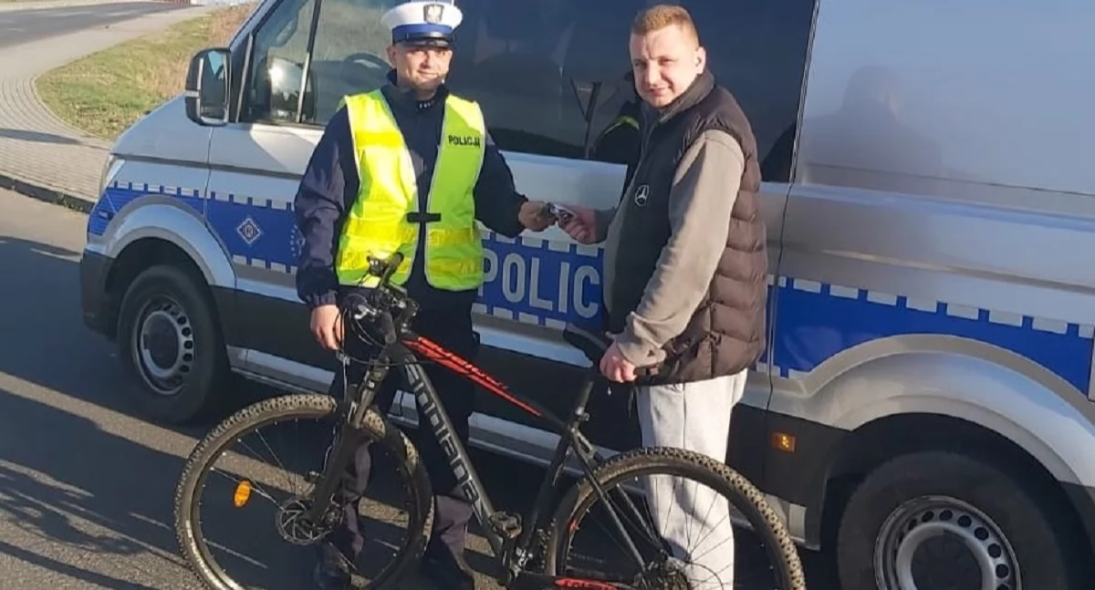Akcja policji, Policjanci podczas kontroli wręczali upominki przypominali obowiązkach - zdjęcie, fotografia