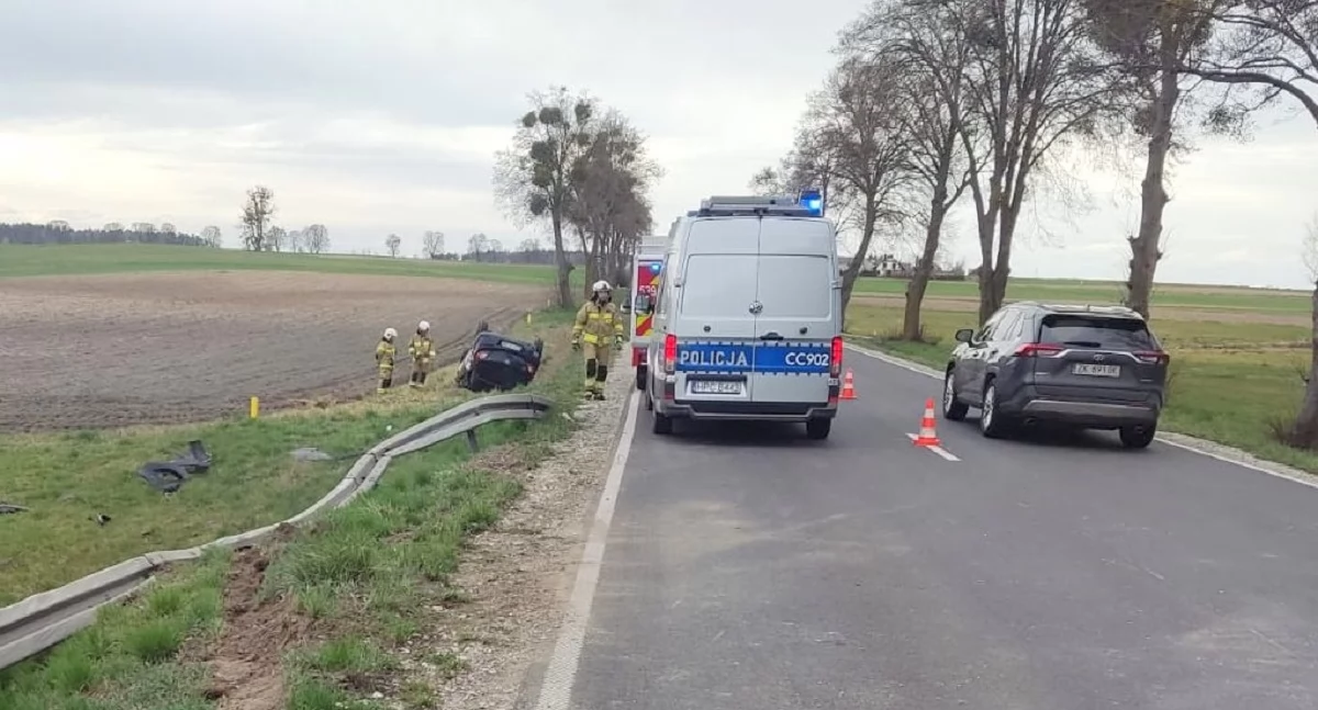 Wypadek drogowy, Dachowanie Bramce Kierowca kompletnie pijany - zdjęcie, fotografia
