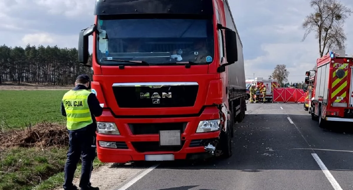 Wypadek drogowy, latek żyje wydarzyło drodze wojewódzkiej - zdjęcie, fotografia